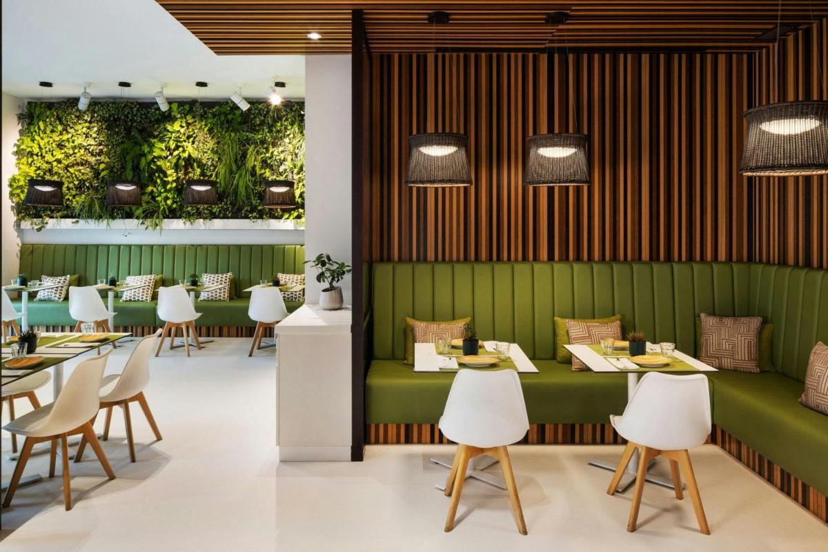 Uma área de estar em Pine Cliffs Ocean Suites, a Luxury Collection Resort & Spa, Algarve