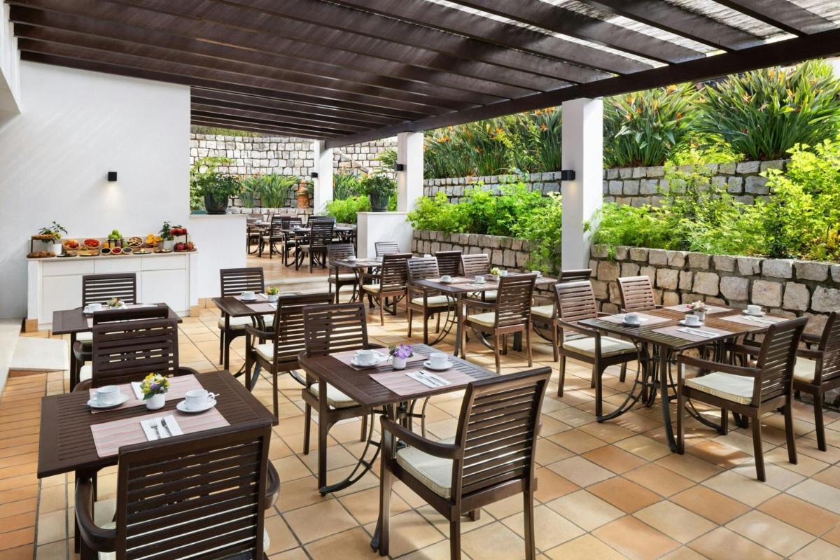 Um restaurante ou outro lugar para comer em Pine Cliffs Ocean Suites, a Luxury Collection Resort & Spa, Algarve
