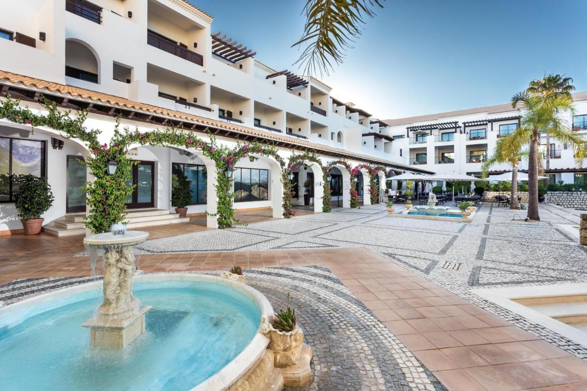 A piscina em ou perto de Pine Cliffs Ocean Suites, a Luxury Collection Resort & Spa, Algarve