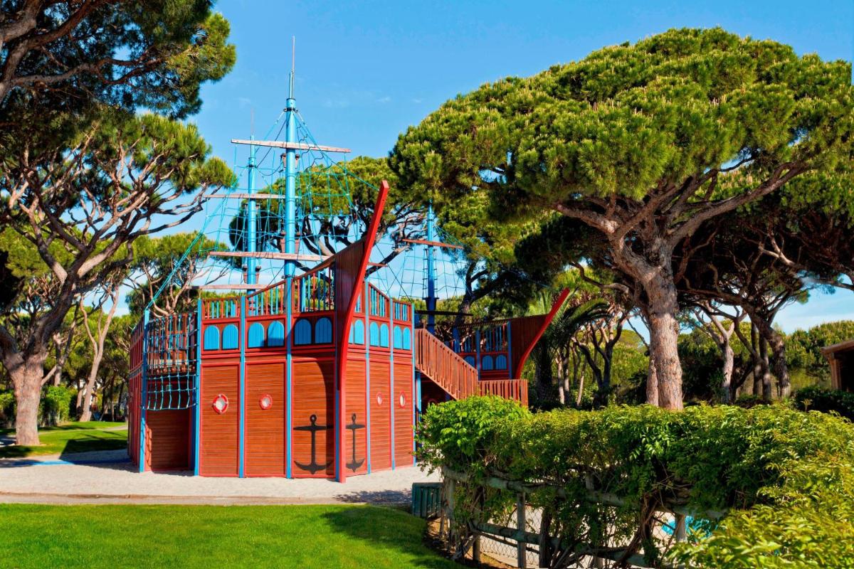 Um jardim no exterior de Pine Cliffs Ocean Suites, a Luxury Collection Resort & Spa, Algarve