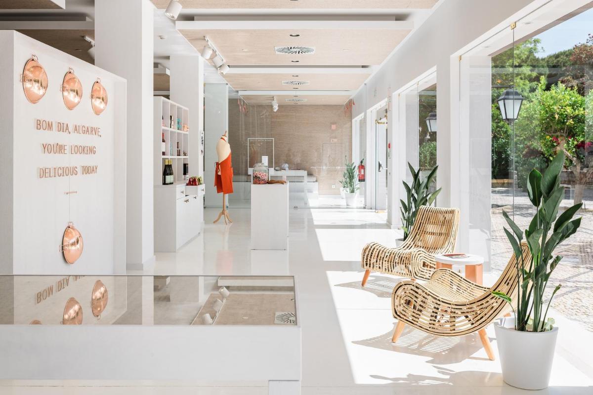 Uma área de estar em Pine Cliffs Ocean Suites, a Luxury Collection Resort & Spa, Algarve