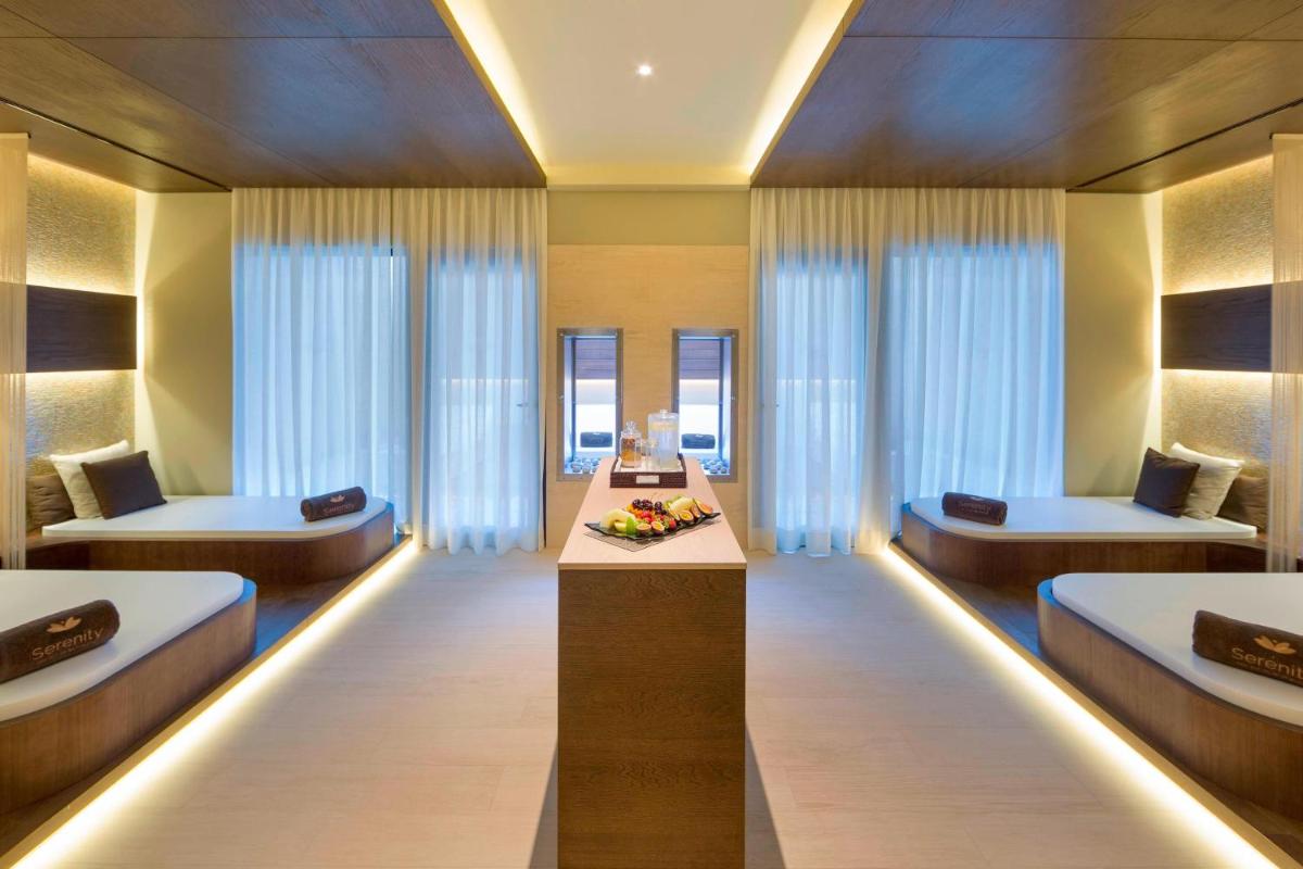 Uma cama ou camas num quarto em Pine Cliffs Ocean Suites, a Luxury Collection Resort & Spa, Algarve
