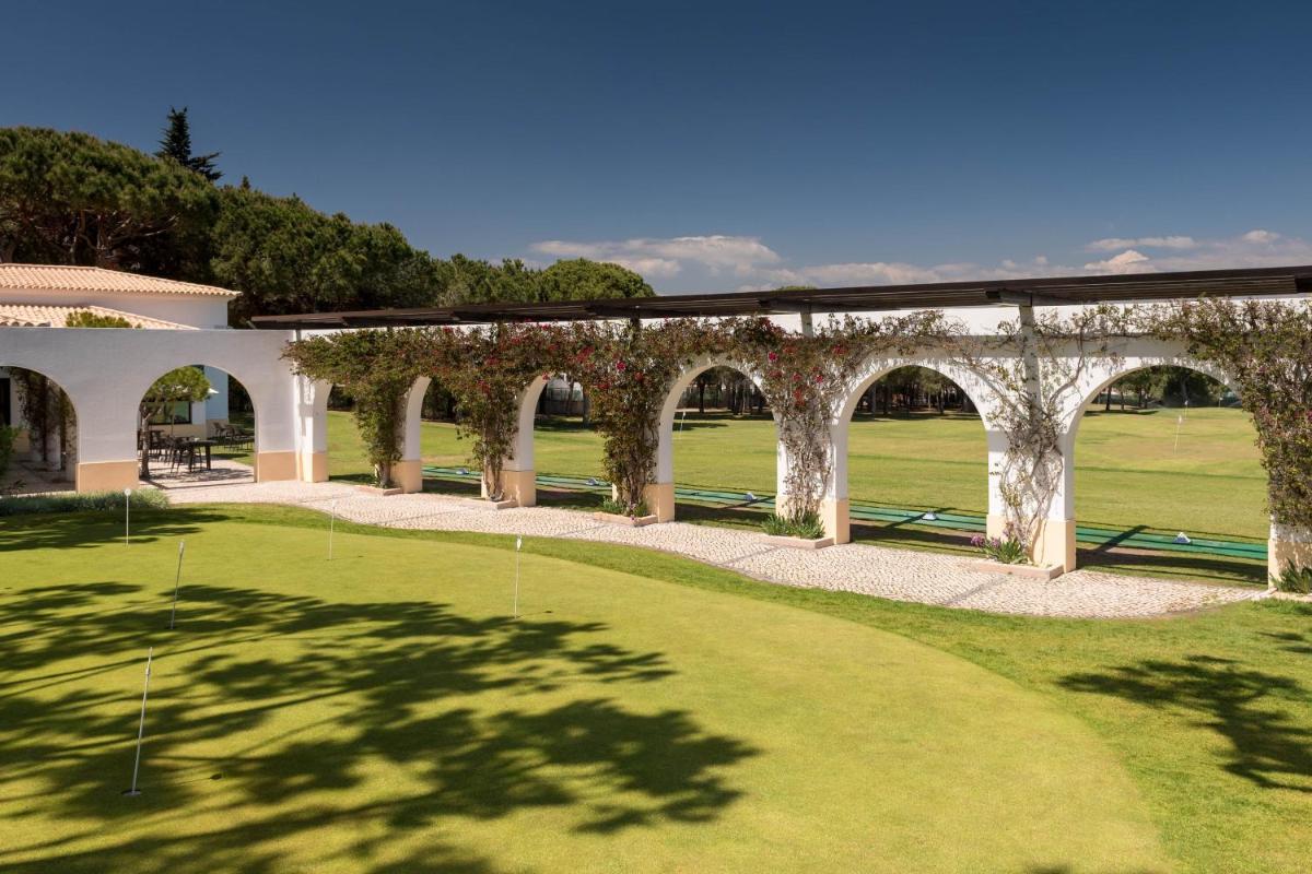 Um jardim no exterior de Pine Cliffs Ocean Suites, a Luxury Collection Resort & Spa, Algarve