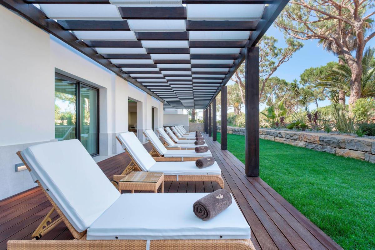 Um jardim no exterior de Pine Cliffs Ocean Suites, a Luxury Collection Resort & Spa, Algarve