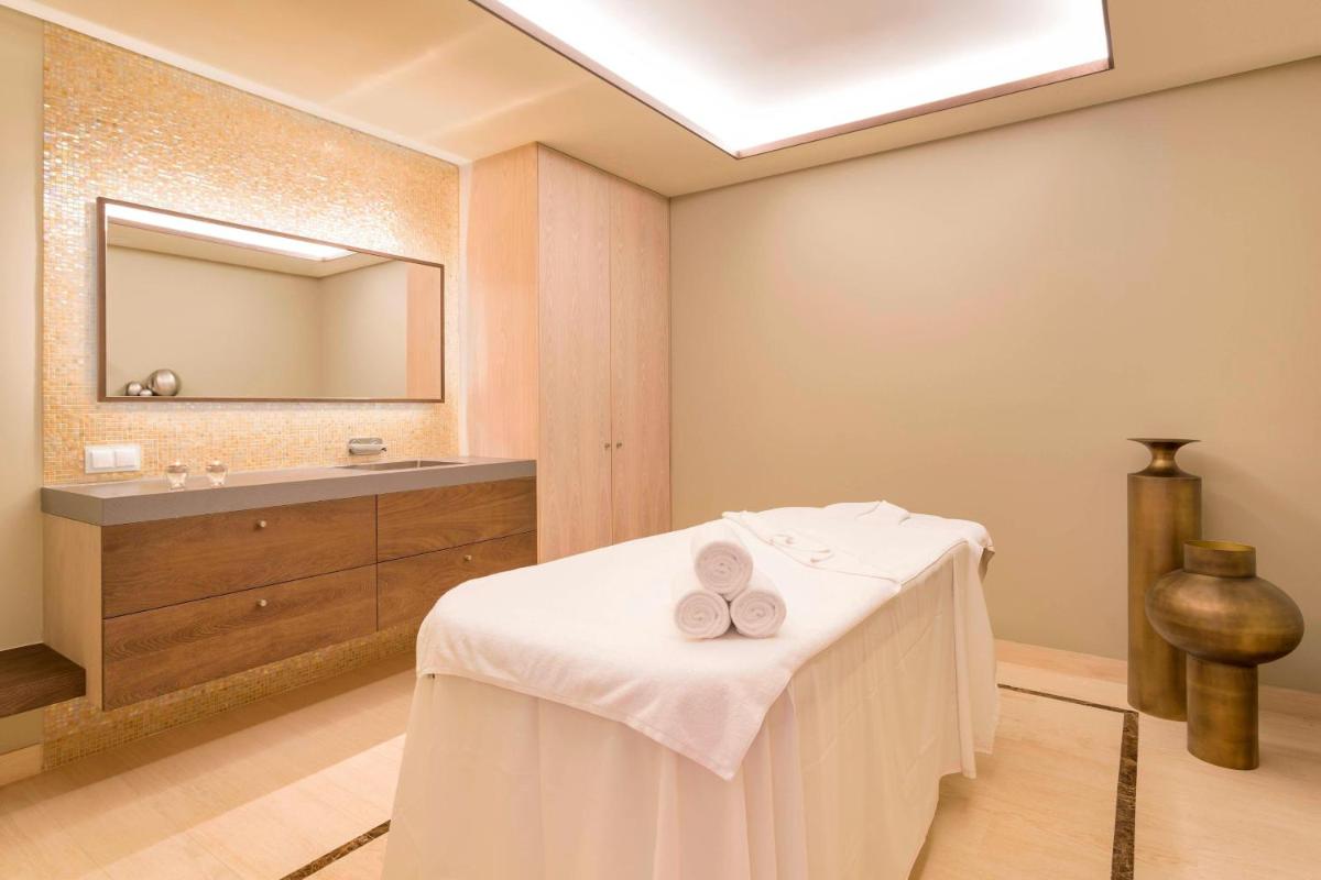 Uma casa de banho em Pine Cliffs Ocean Suites, a Luxury Collection Resort & Spa, Algarve