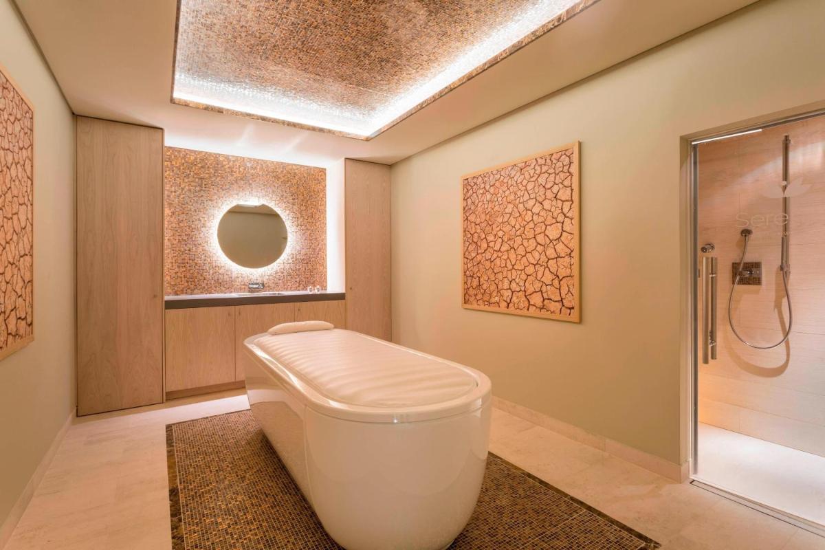 Uma casa de banho em Pine Cliffs Ocean Suites, a Luxury Collection Resort & Spa, Algarve