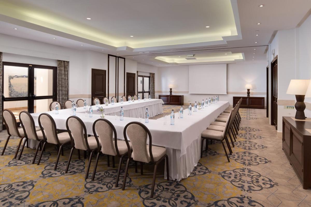 A área empresarial e/ ou a sala de conferências de Pine Cliffs Ocean Suites, a Luxury Collection Resort & Spa, Algarve