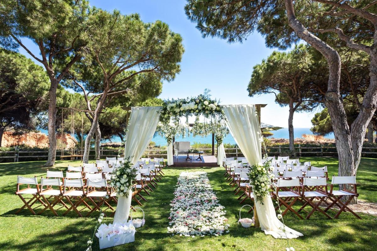 Um jardim no exterior de Pine Cliffs Ocean Suites, a Luxury Collection Resort & Spa, Algarve