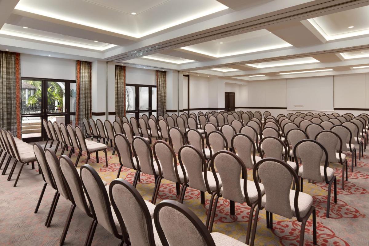 A área empresarial e/ ou a sala de conferências de Pine Cliffs Ocean Suites, a Luxury Collection Resort & Spa, Algarve
