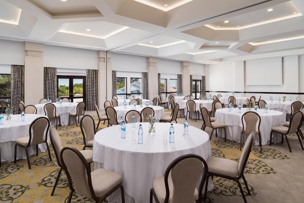 Um restaurante ou outro lugar para comer em Pine Cliffs Ocean Suites, a Luxury Collection Resort & Spa, Algarve