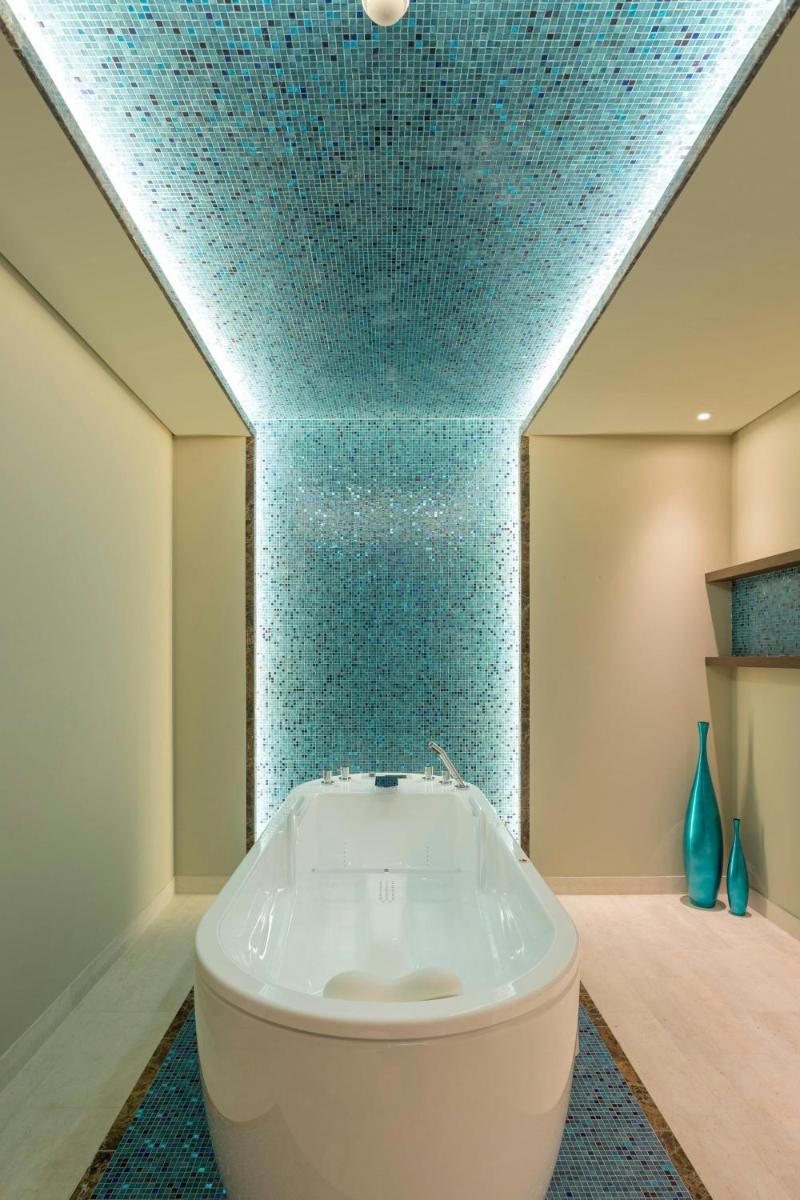 Uma casa de banho em Pine Cliffs Ocean Suites, a Luxury Collection Resort & Spa, Algarve