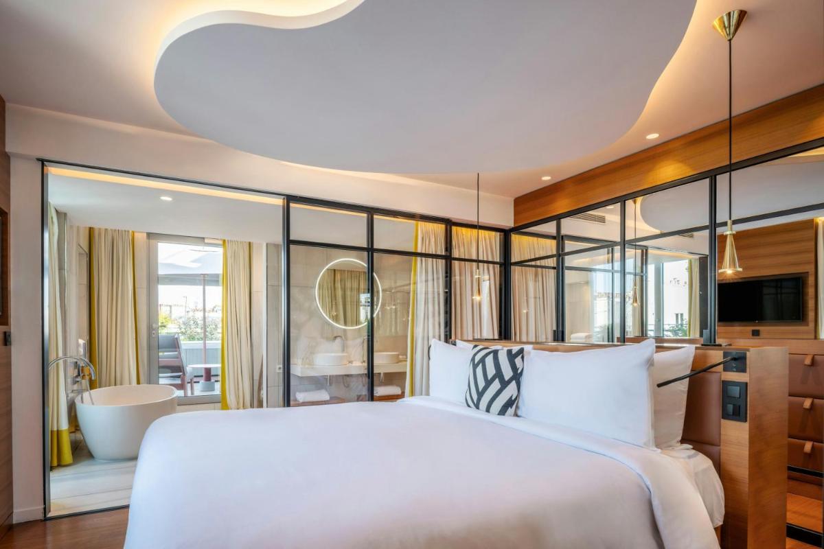 Un ou plusieurs lits dans un hébergement de l'établissement Renaissance Paris Republique Hotel & Spa
