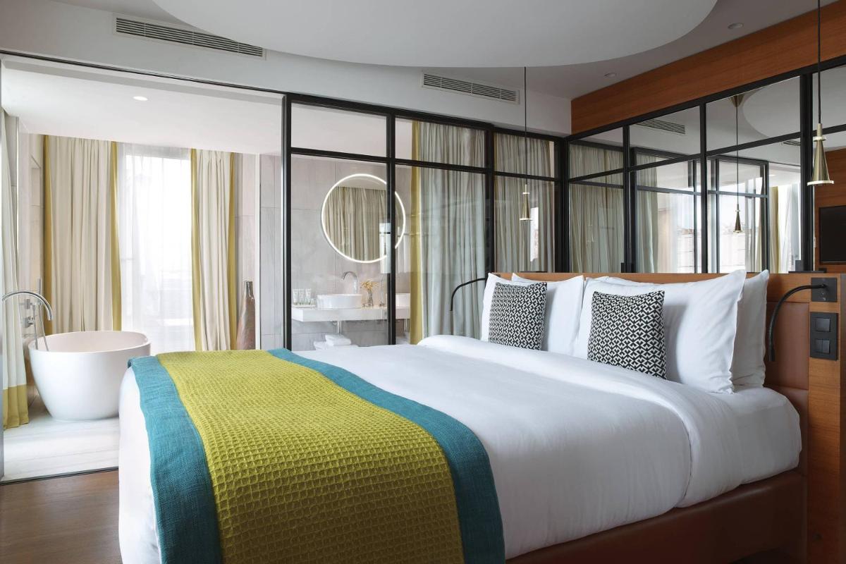 Un ou plusieurs lits dans un hébergement de l'établissement Renaissance Paris Republique Hotel & Spa
