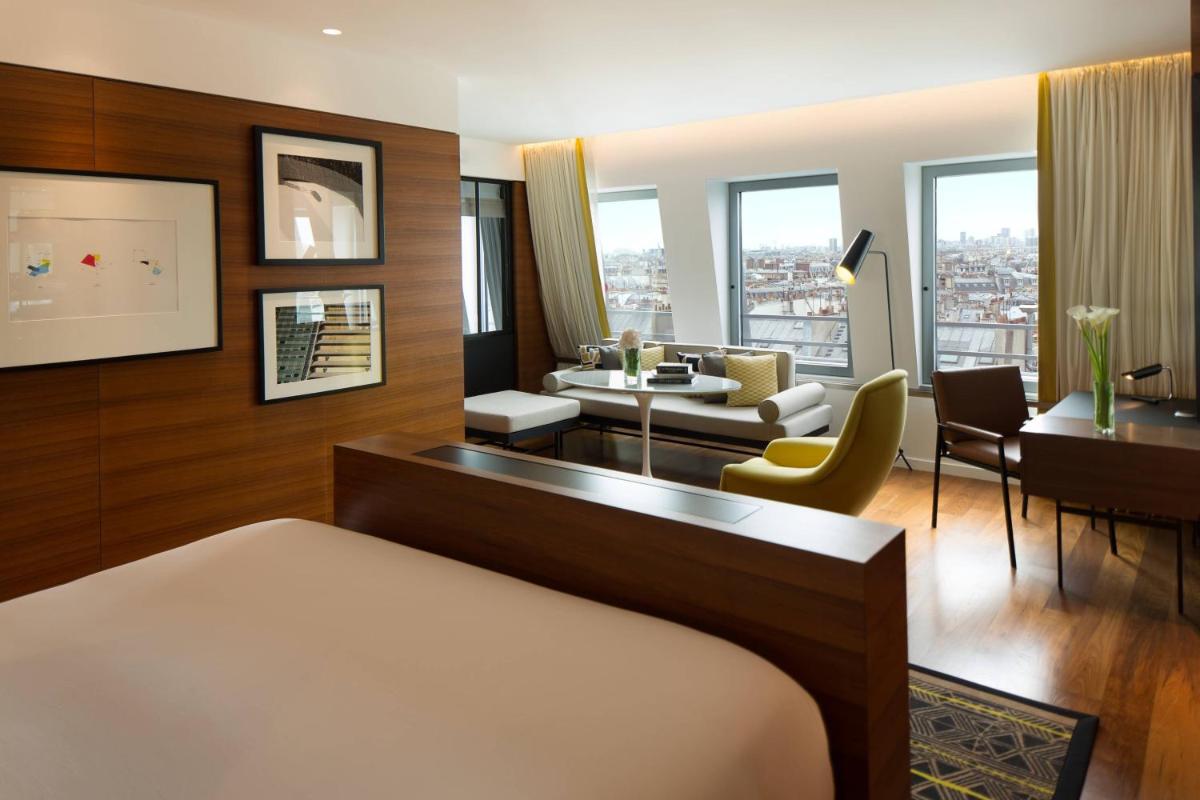 Un ou plusieurs lits dans un hébergement de l'établissement Renaissance Paris Republique Hotel & Spa