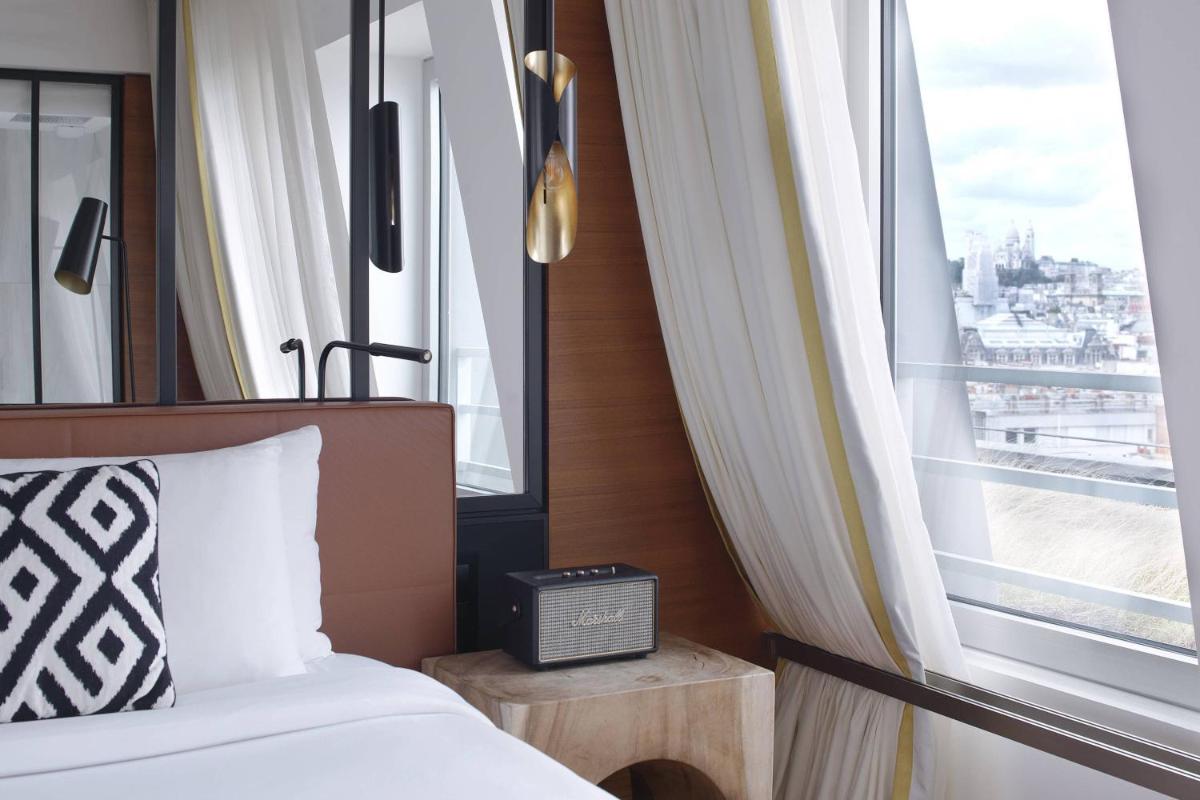 Un ou plusieurs lits dans un hébergement de l'établissement Renaissance Paris Republique Hotel & Spa