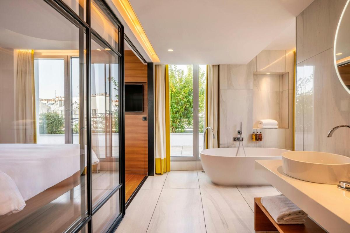 Un ou plusieurs lits dans un hébergement de l'établissement Renaissance Paris Republique Hotel & Spa