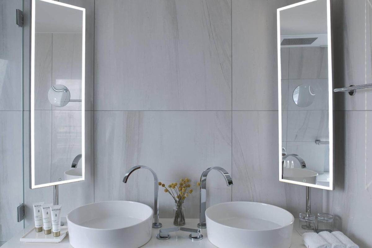 Salle de bains dans l'établissement Renaissance Paris Republique Hotel & Spa