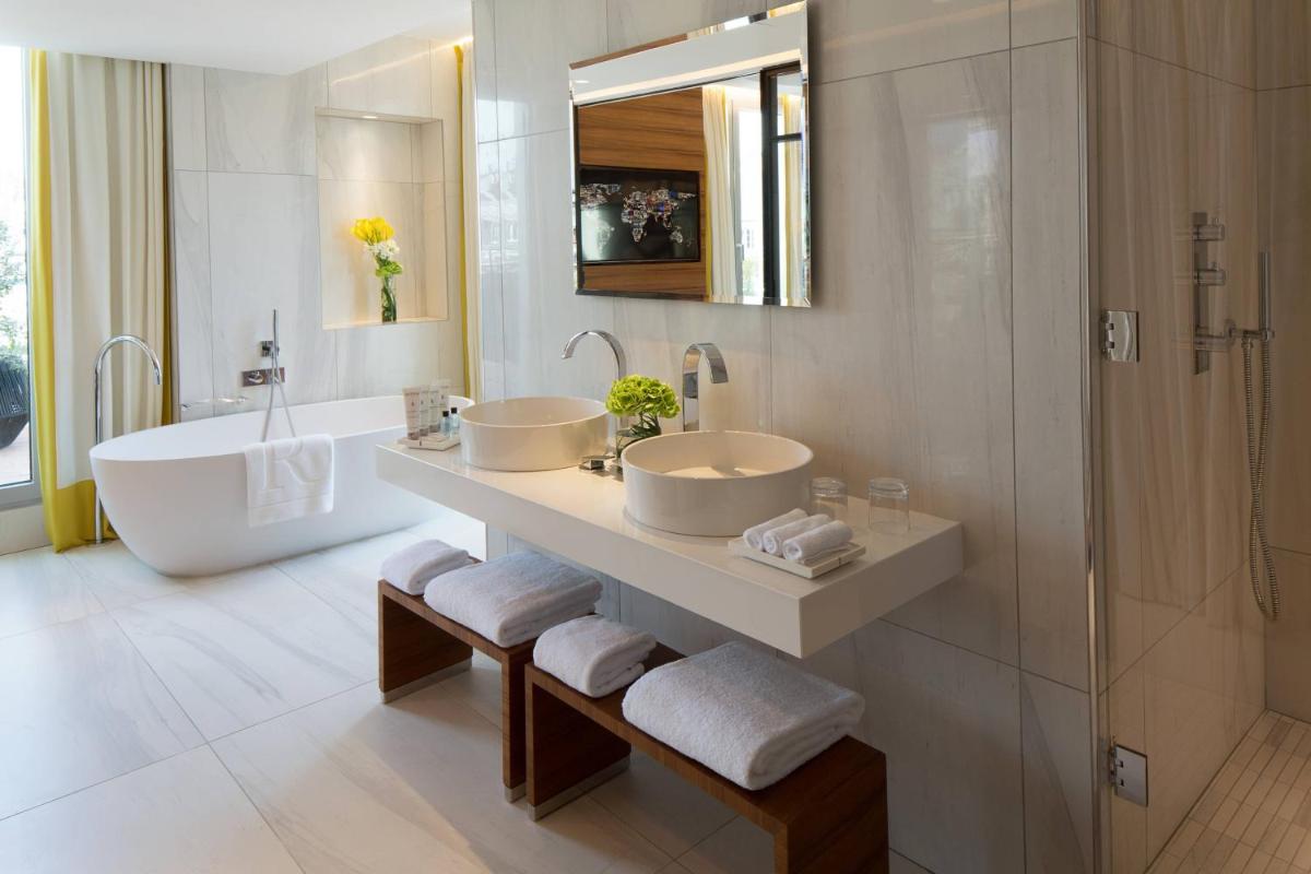 Salle de bains dans l'établissement Renaissance Paris Republique Hotel & Spa