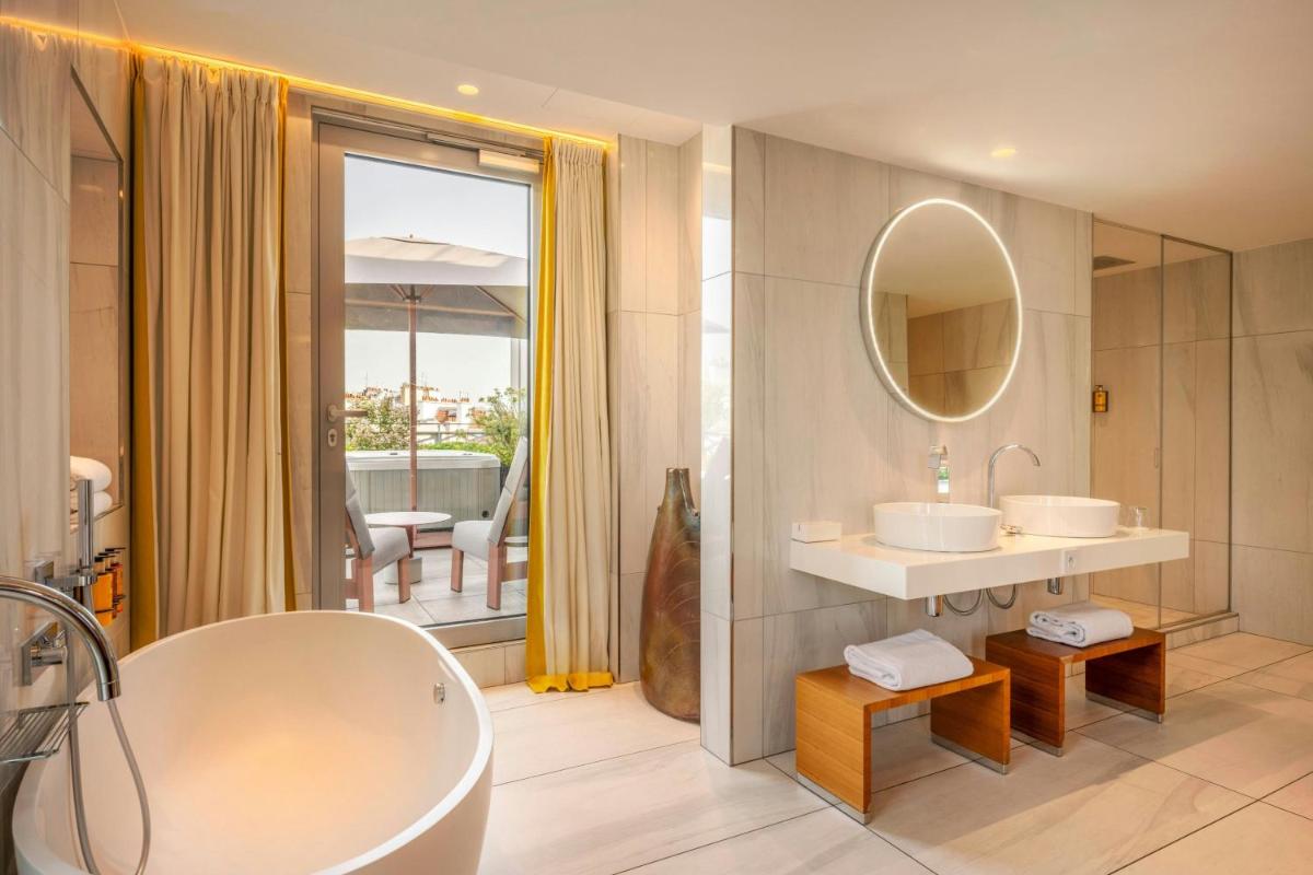Salle de bains dans l'établissement Renaissance Paris Republique Hotel & Spa