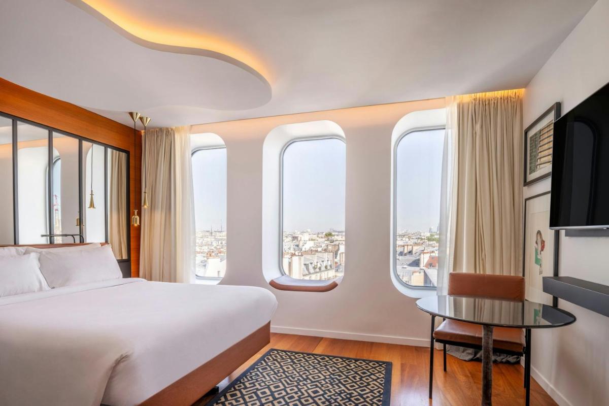 Un ou plusieurs lits dans un hébergement de l'établissement Renaissance Paris Republique Hotel & Spa