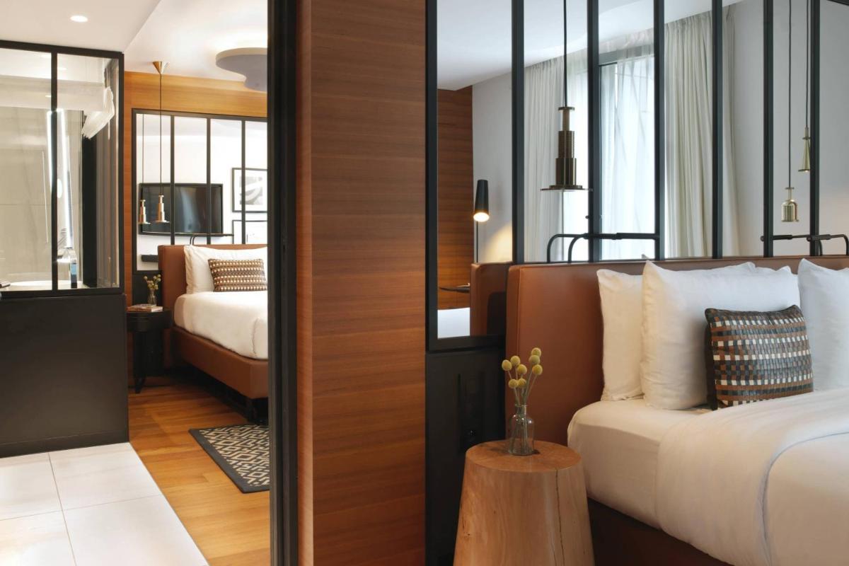 Un ou plusieurs lits dans un hébergement de l'établissement Renaissance Paris Republique Hotel & Spa