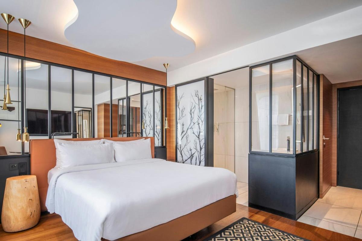 Un ou plusieurs lits dans un hébergement de l'établissement Renaissance Paris Republique Hotel & Spa