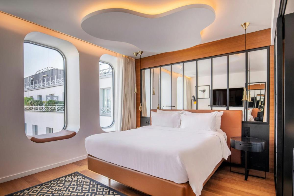 Un ou plusieurs lits dans un hébergement de l'établissement Renaissance Paris Republique Hotel & Spa