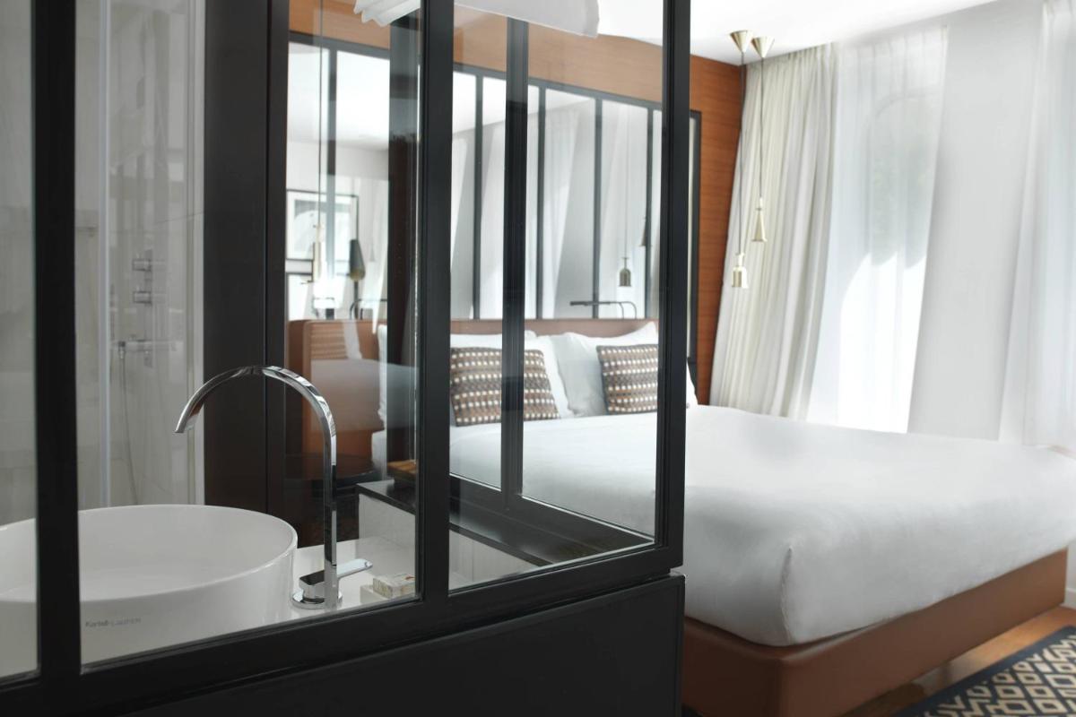 Un ou plusieurs lits dans un hébergement de l'établissement Renaissance Paris Republique Hotel & Spa