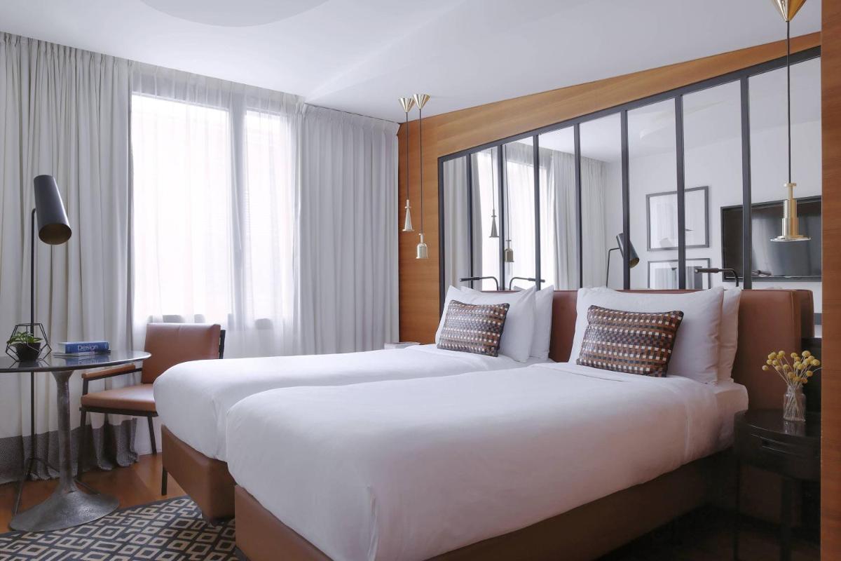 Un ou plusieurs lits dans un hébergement de l'établissement Renaissance Paris Republique Hotel & Spa