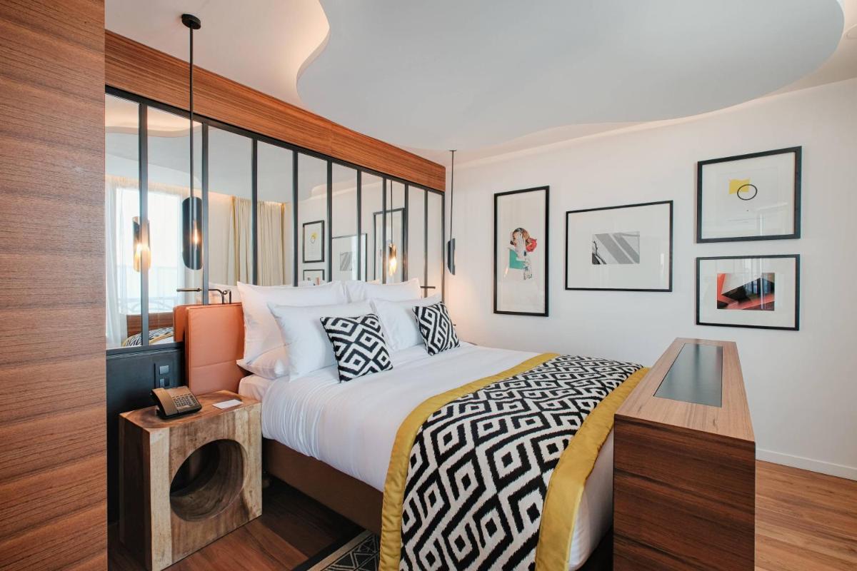 Un ou plusieurs lits dans un hébergement de l'établissement Renaissance Paris Republique Hotel & Spa