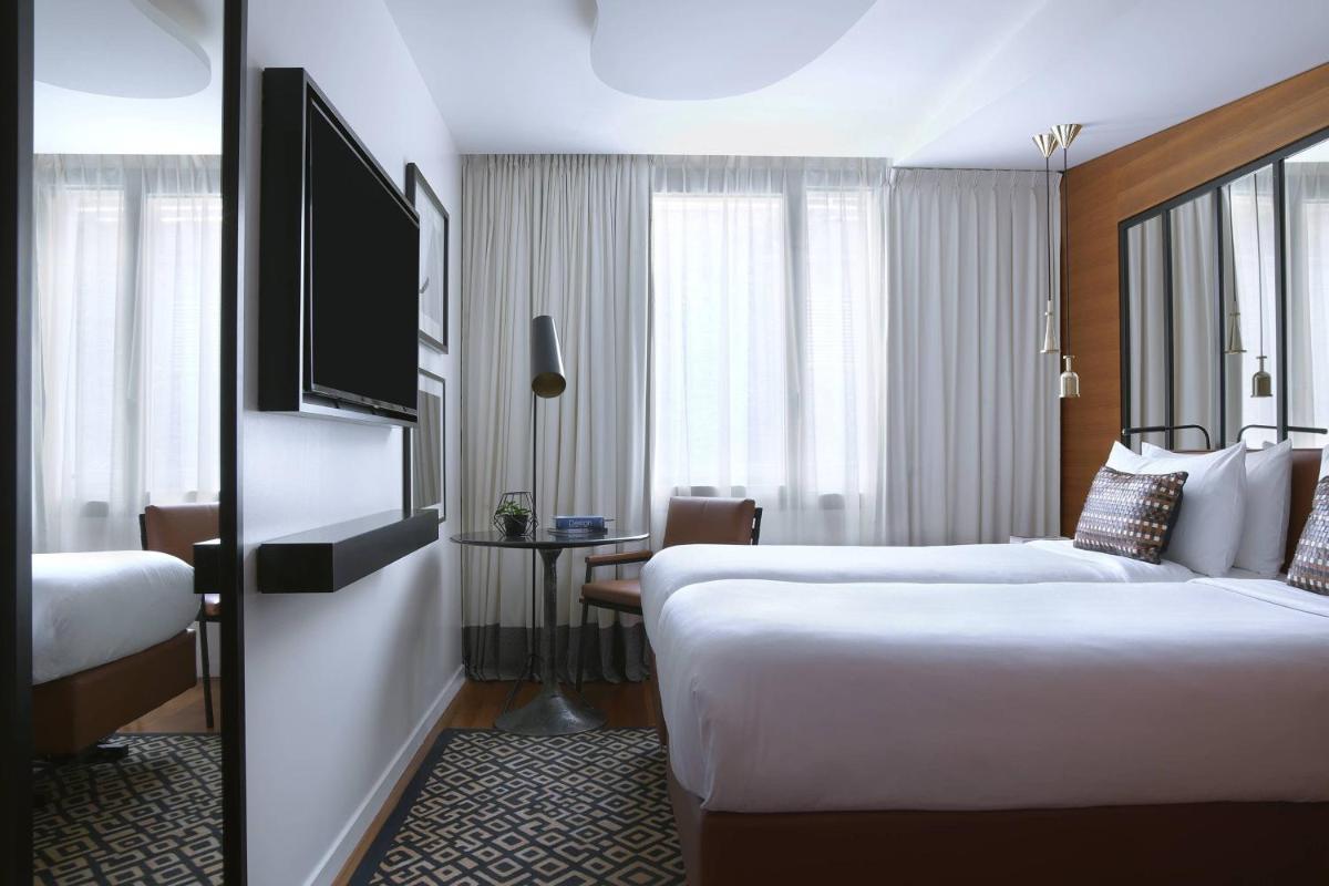 Un ou plusieurs lits dans un hébergement de l'établissement Renaissance Paris Republique Hotel & Spa