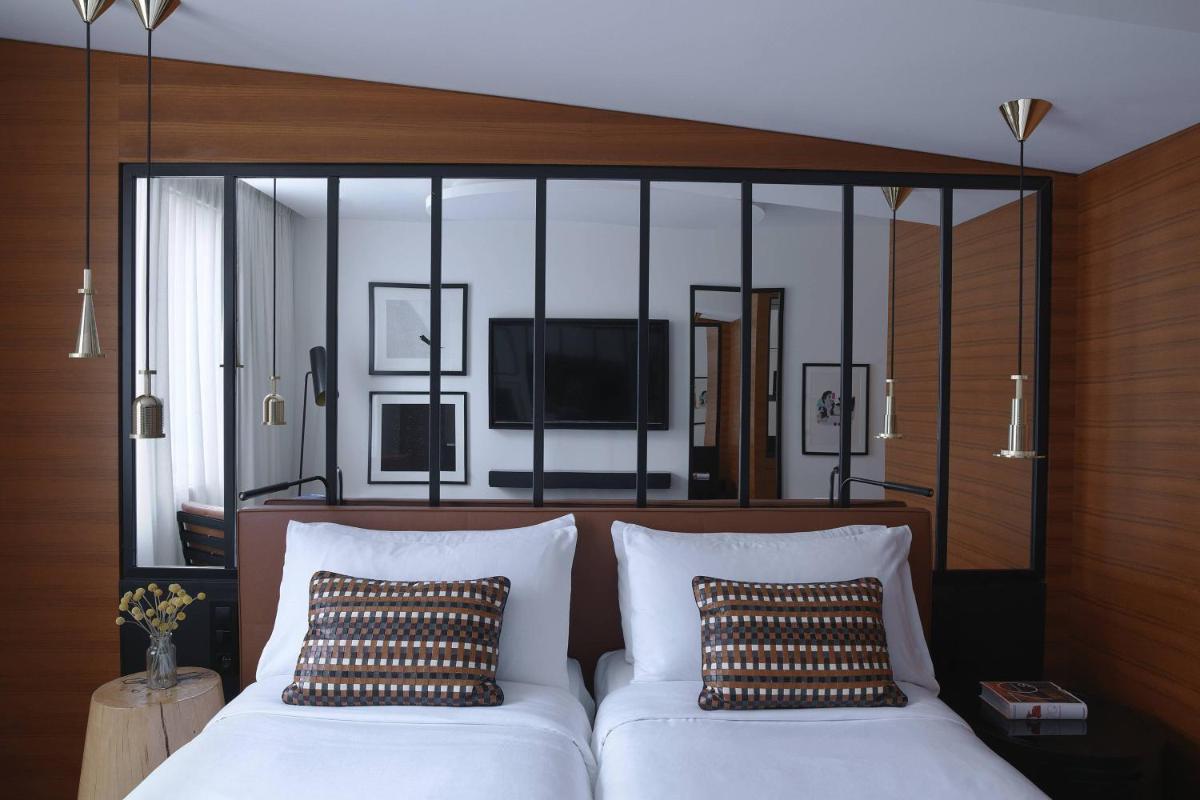 Un ou plusieurs lits dans un hébergement de l'établissement Renaissance Paris Republique Hotel & Spa