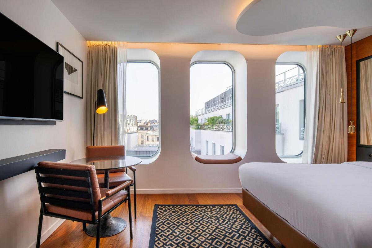 Un ou plusieurs lits dans un hébergement de l'établissement Renaissance Paris Republique Hotel & Spa