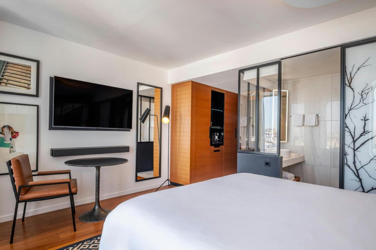 Un ou plusieurs lits dans un hébergement de l'établissement Renaissance Paris Republique Hotel & Spa