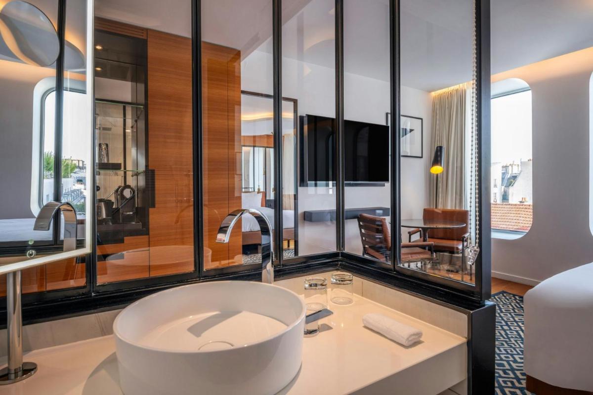 Télévision ou salle de divertissement dans l'établissement Renaissance Paris Republique Hotel & Spa