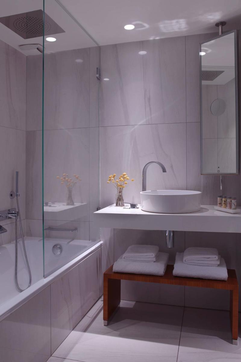 Salle de bains dans l'établissement Renaissance Paris Republique Hotel & Spa