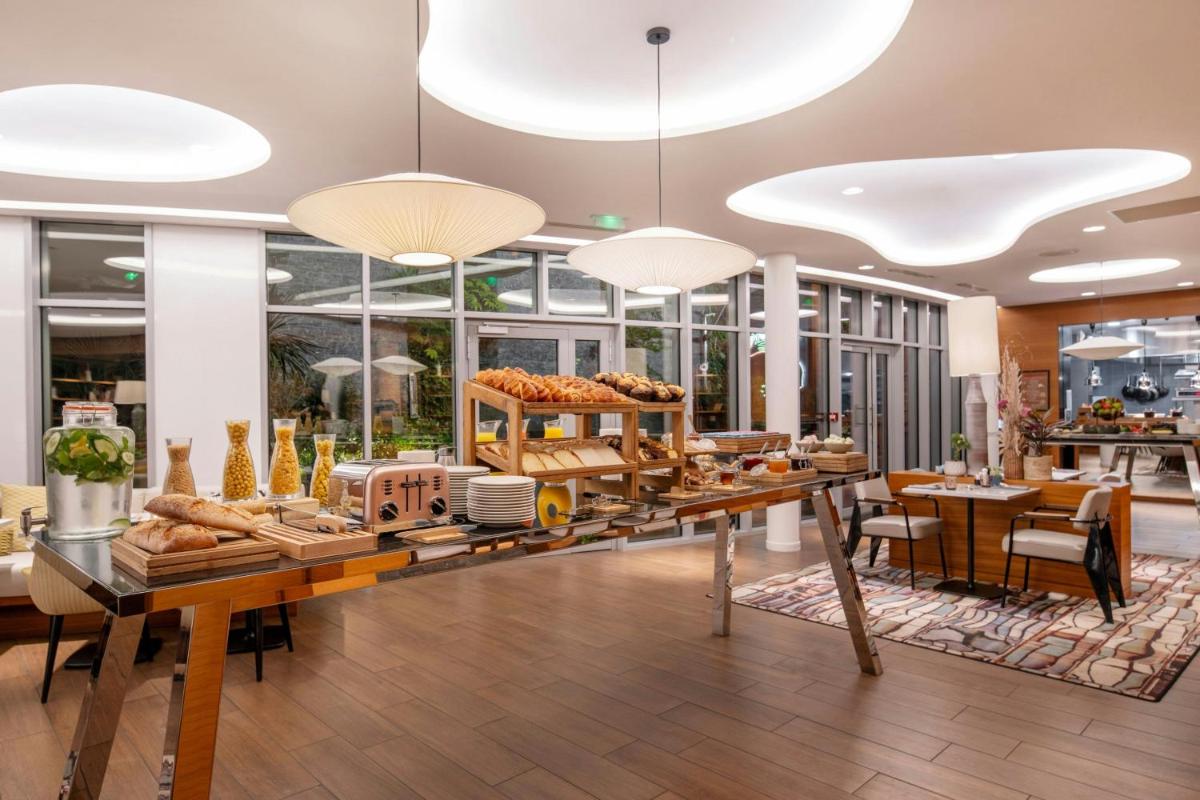 Coin salon dans l'établissement Renaissance Paris Republique Hotel & Spa