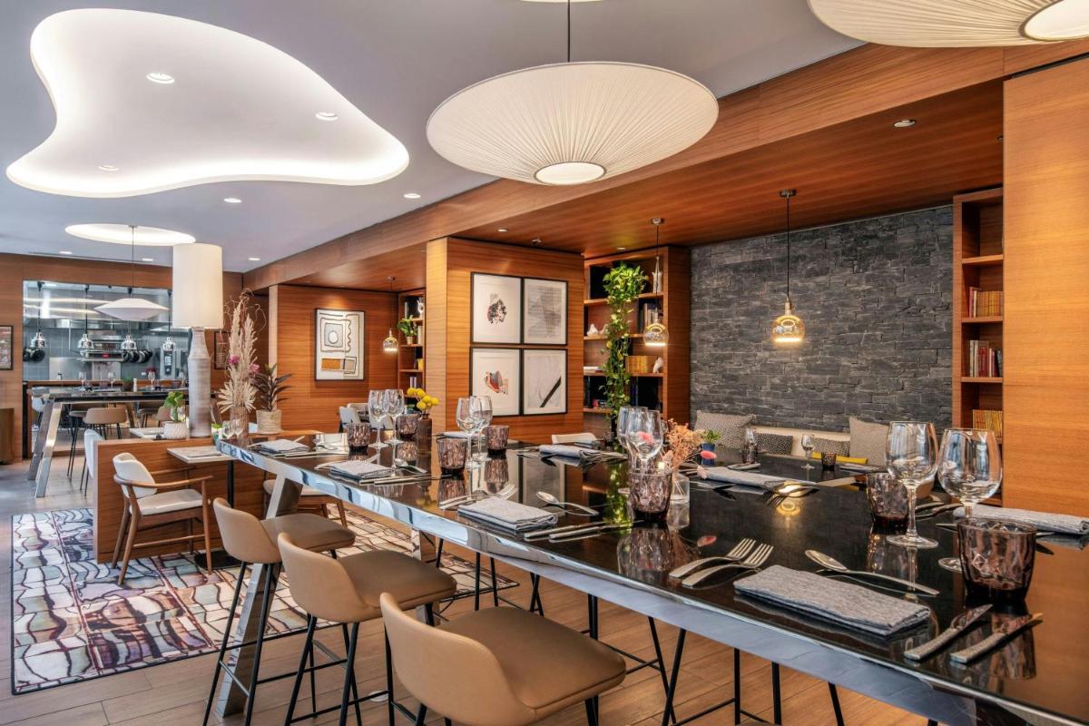 Restaurant ou autre lieu de restauration dans l'établissement Renaissance Paris Republique Hotel & Spa