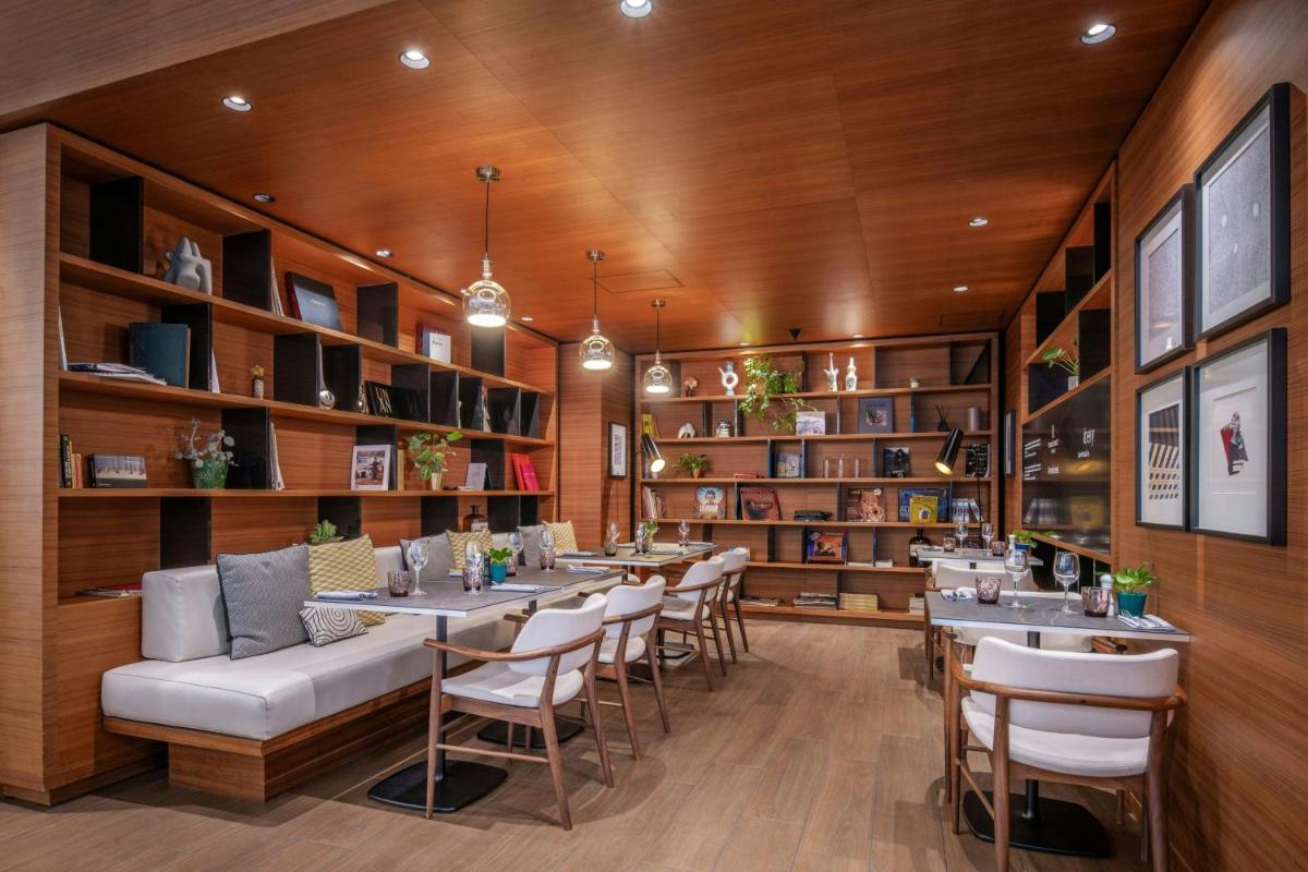 Bibliothèque dans l'hôtel