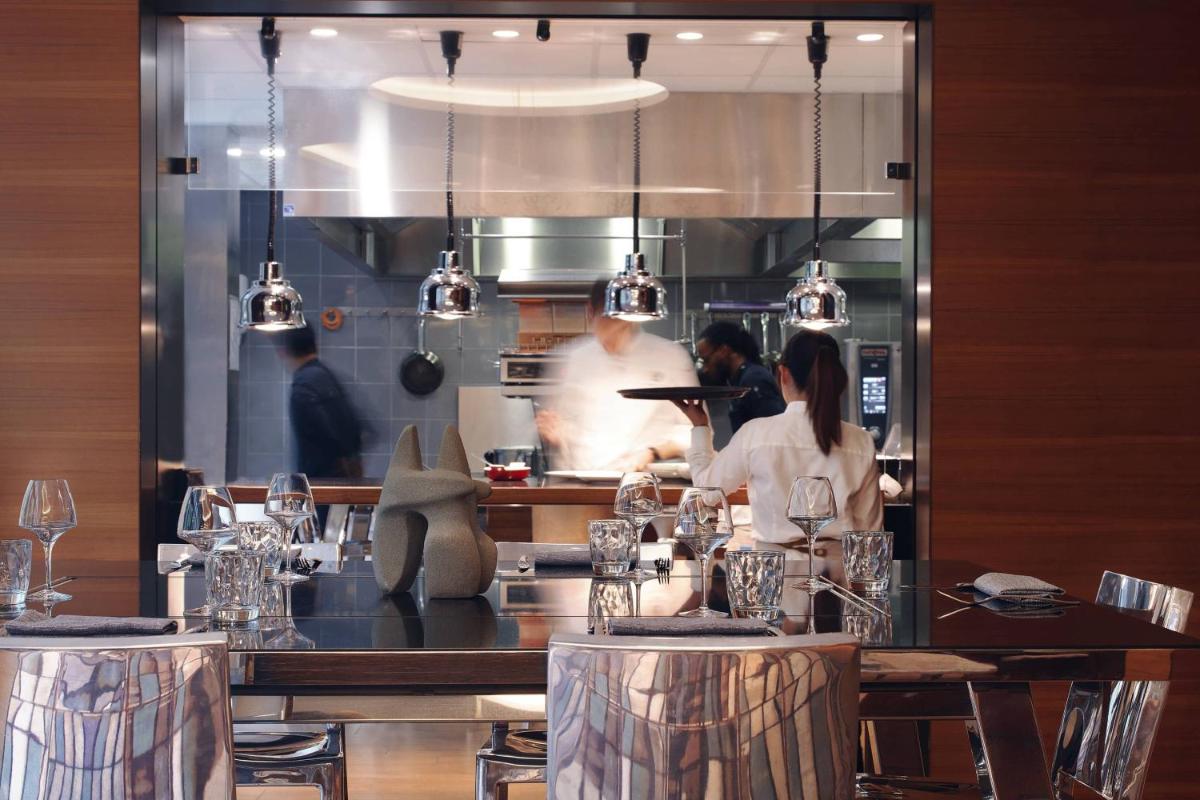Restaurant ou autre lieu de restauration dans l'établissement Renaissance Paris Republique Hotel & Spa