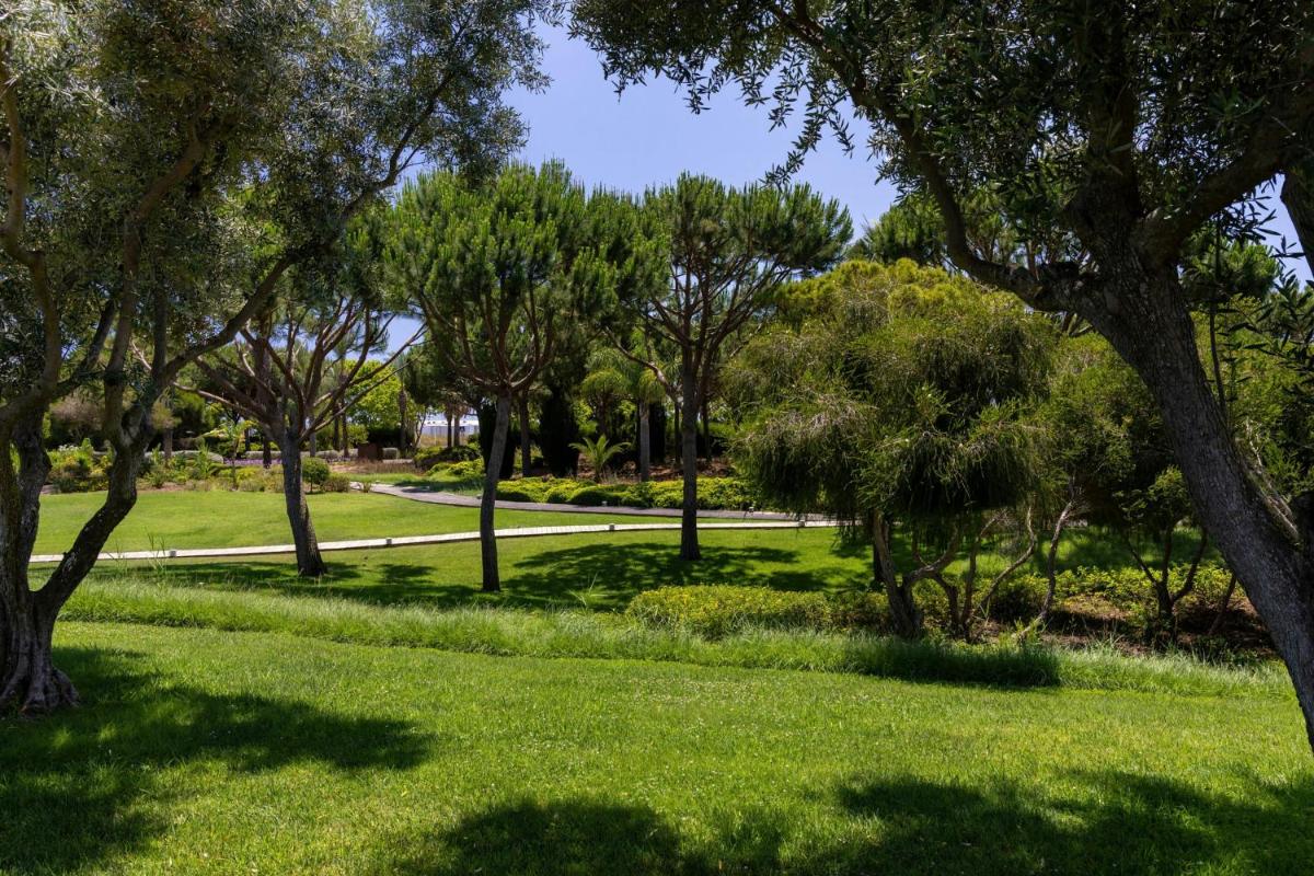Um jardim no exterior de Domes Lake Algarve, Autograph Collection