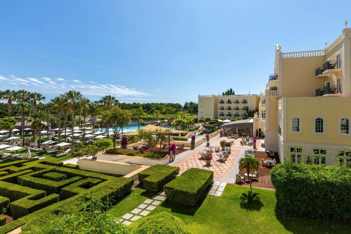 Um jardim no exterior de Domes Lake Algarve, Autograph Collection