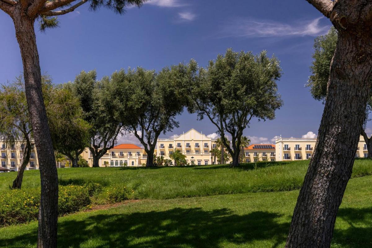 Um jardim no exterior de Domes Lake Algarve, Autograph Collection