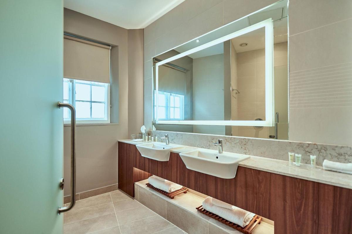 Courtyard by Marriott Oxford City Centre - Housity