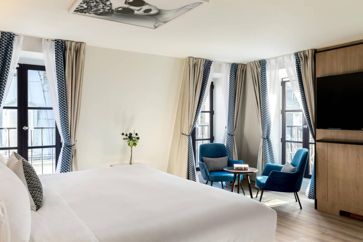 Télévision ou salle de divertissement dans l'établissement Renaissance Paris Vendome Hotel
