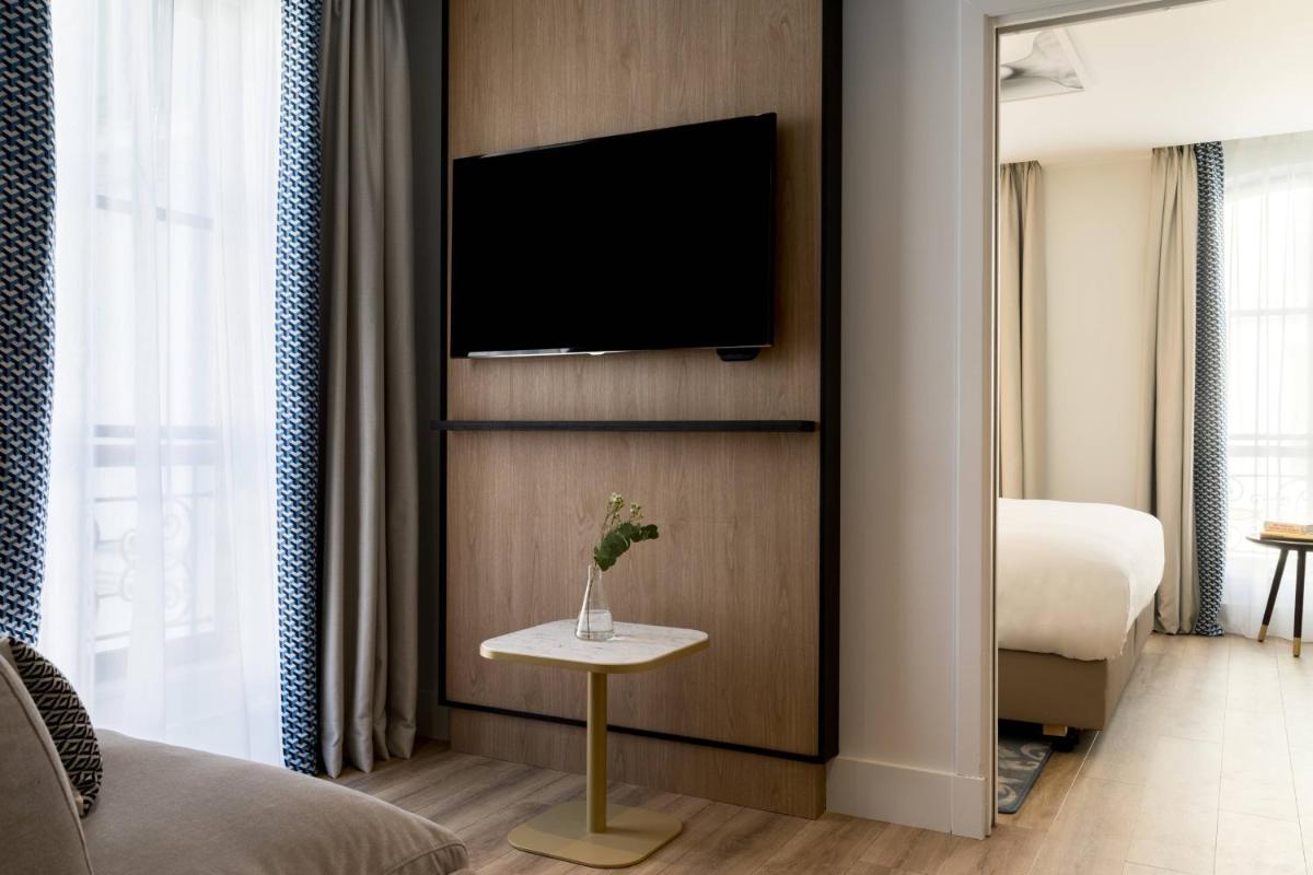 Télévision ou salle de divertissement dans l'établissement Renaissance Paris Vendome Hotel