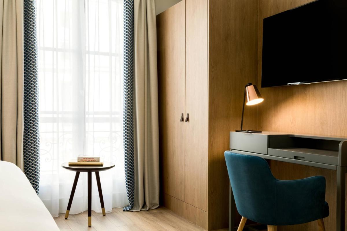 Télévision ou salle de divertissement dans l'établissement Renaissance Paris Vendome Hotel