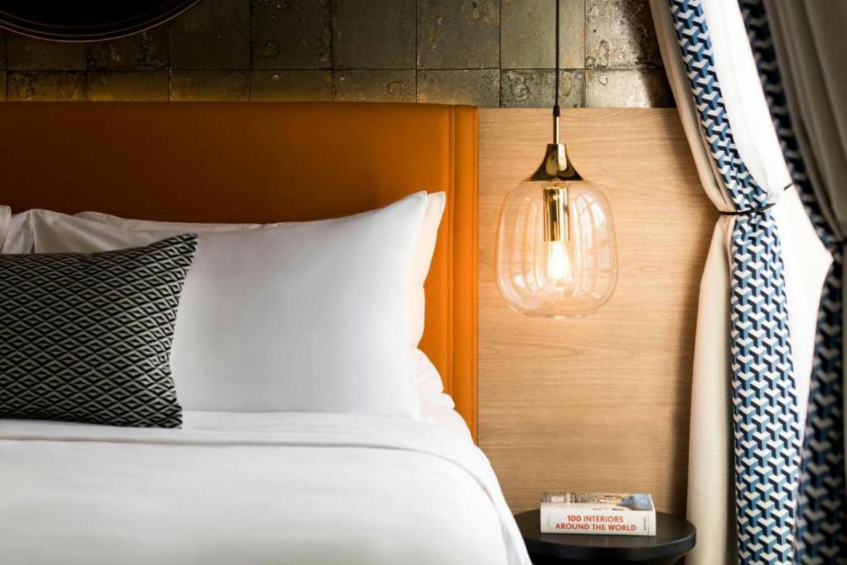 Un ou plusieurs lits dans un hébergement de l'établissement Renaissance Paris Vendome Hotel