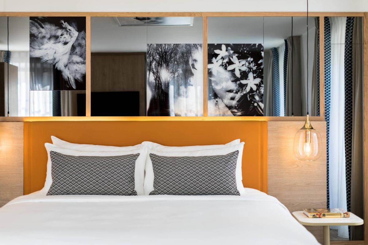 Un ou plusieurs lits dans un hébergement de l'établissement Renaissance Paris Vendome Hotel