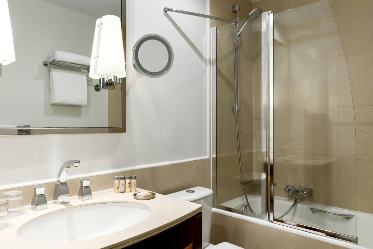 Salle de bains dans l'établissement Renaissance Paris Vendome Hotel